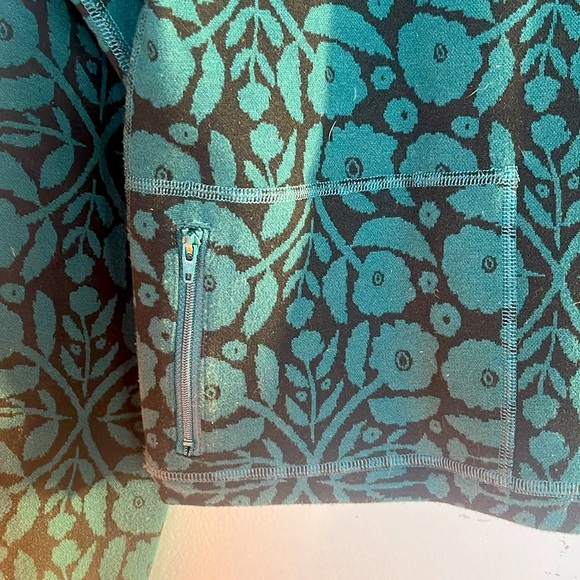 Nice comfortable fleece sz small.  Good for work, happy hour or dinner NWOT - Picture 5 of 6